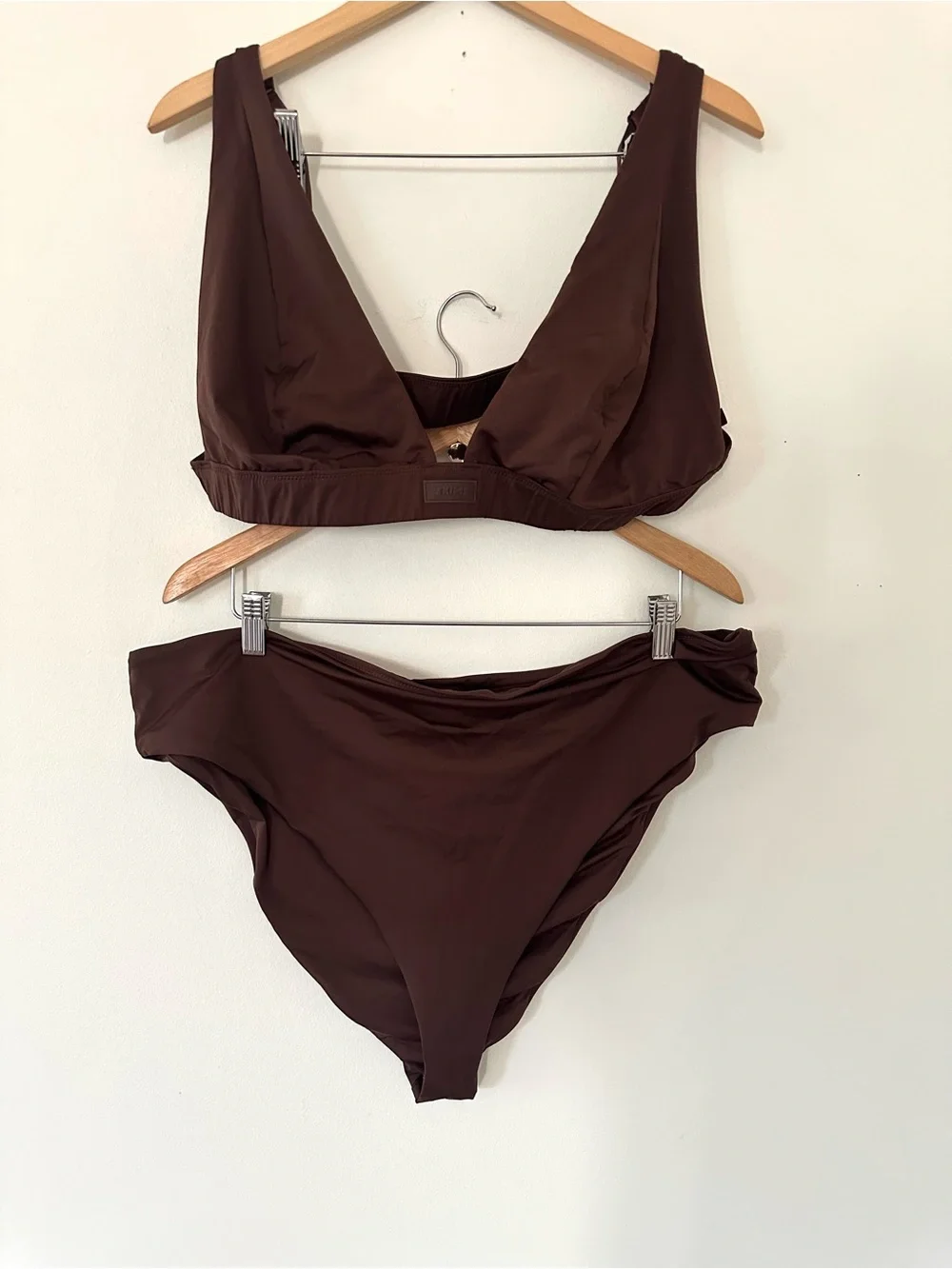 SKIMS SIGNATURE SWIM PLUNGE BIKINI TOP  AND BOTTOMS Cocoa